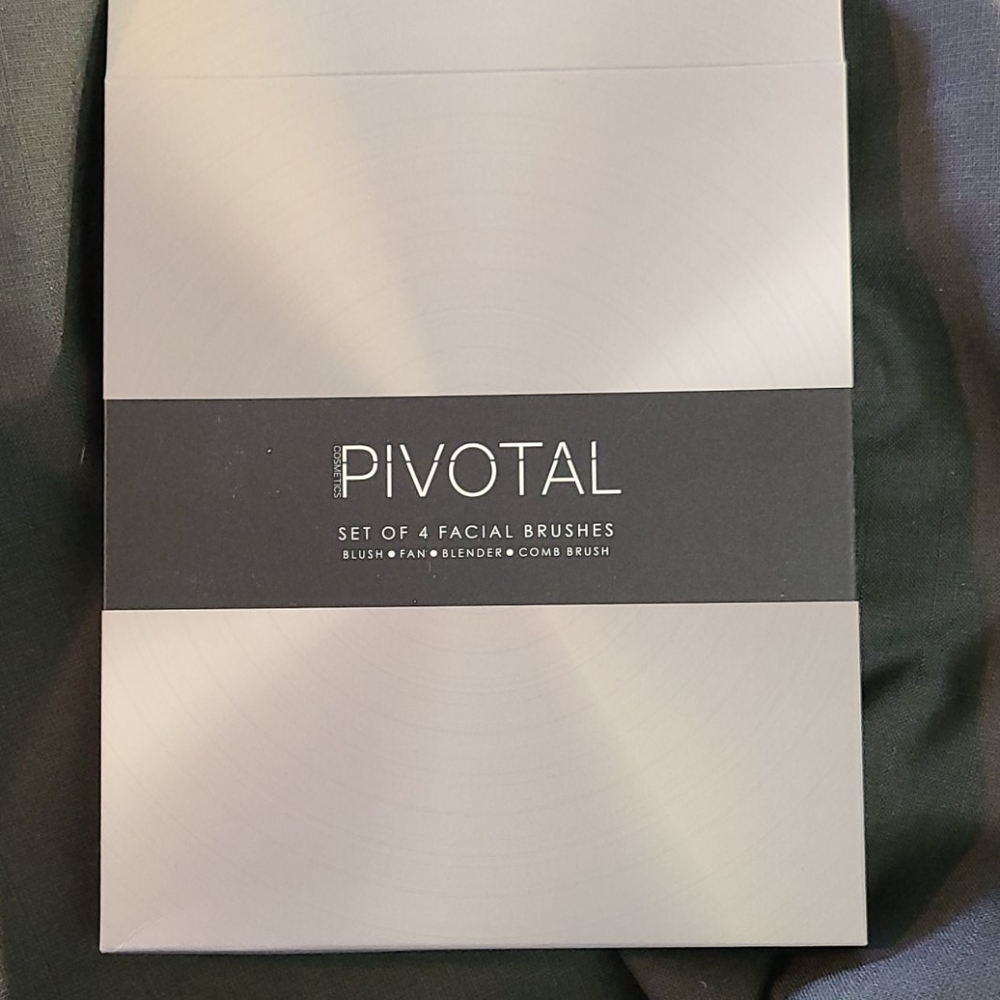 Pivotal face brushes
